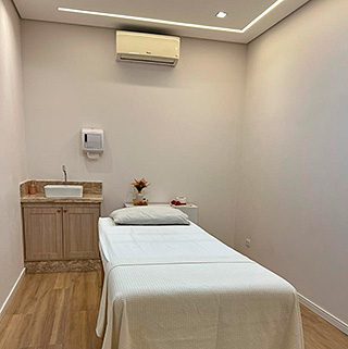 Ambiente da ECLINIC – Beleza e Bem-estar, com sala de atendimento estética organizada, iluminada e climatizada, no Parque Aquarius.