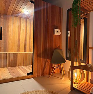 Sauna da ECLINIC – Beleza e Bem-estar, com ambiente em madeira preparado para relaxamento e bem-estar, no Parque Aquarius.